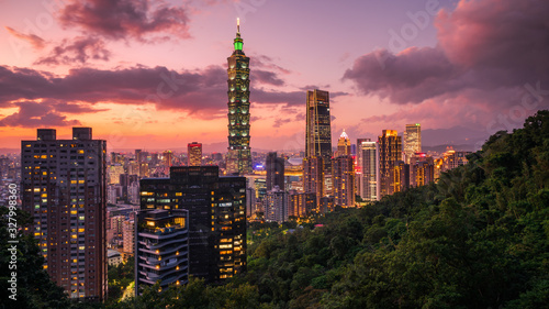 Arrival view of Taipei cityscape view from the elephant mountain(Xiangshan) with sunset Twilight background © Hide_Studio