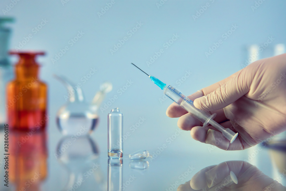 Fototapeta premium syringe with medicine in hand, for injection, close-up hospital