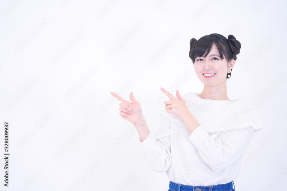 白バック　指を指す女性