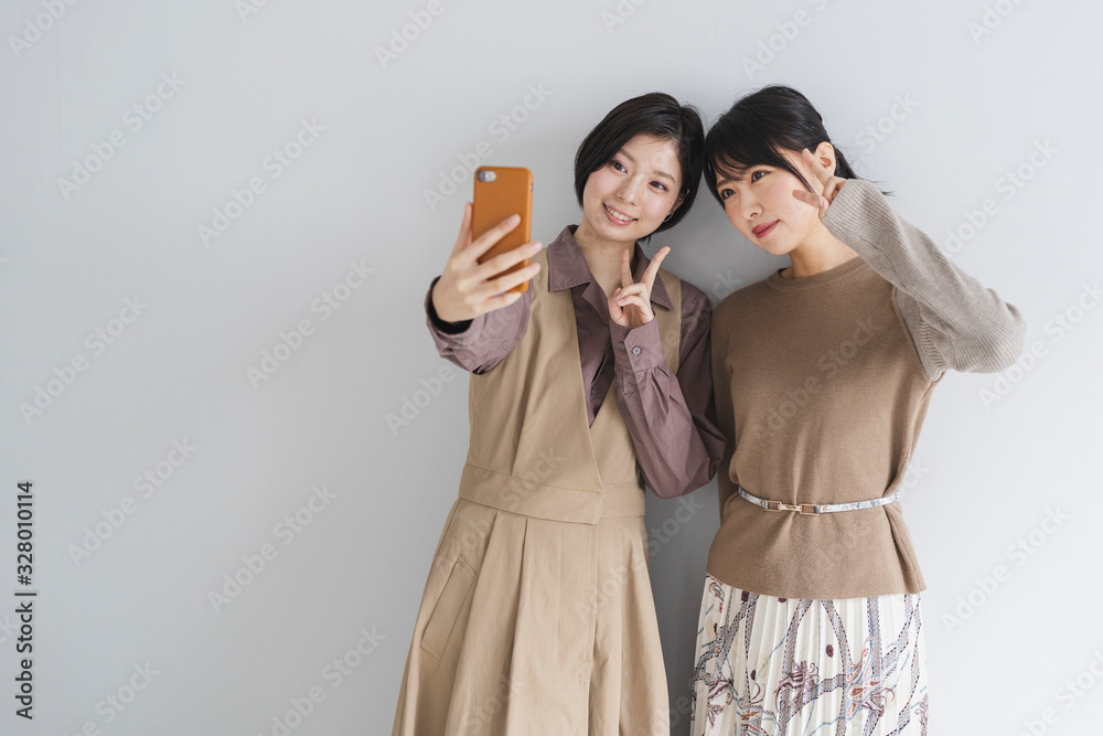 携帯電話を使う女性 携帯電話を使う女性