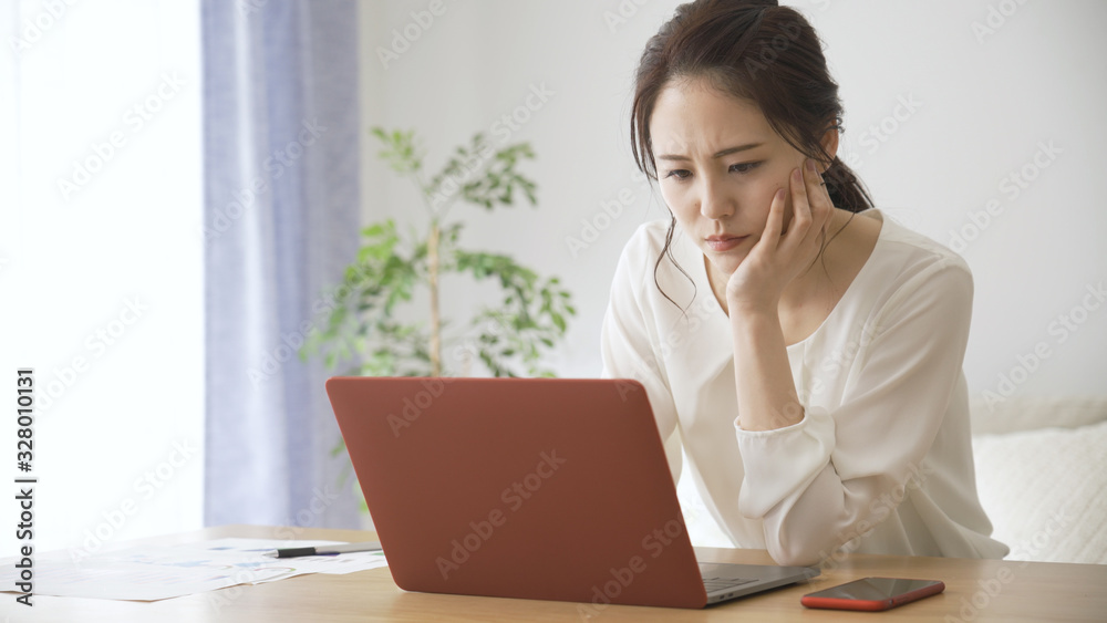 テレワークをする若い女性 悩む テレワークをする若い女性 悩む