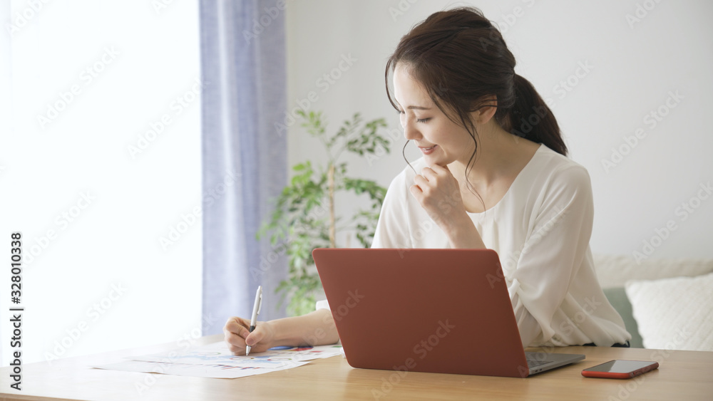 テレワークをする若い女性 テレワークをする若い女性