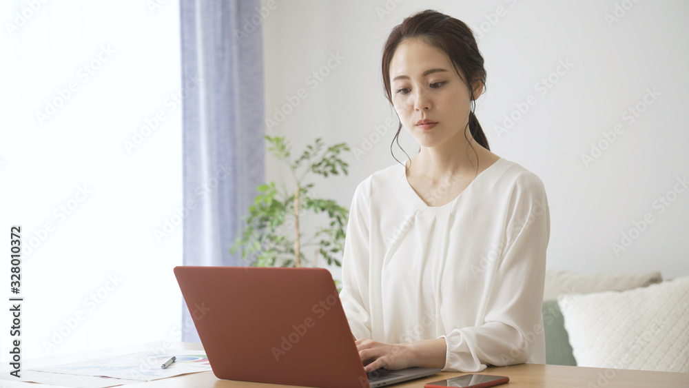 テレワークをする若い女性 テレワークをする若い女性