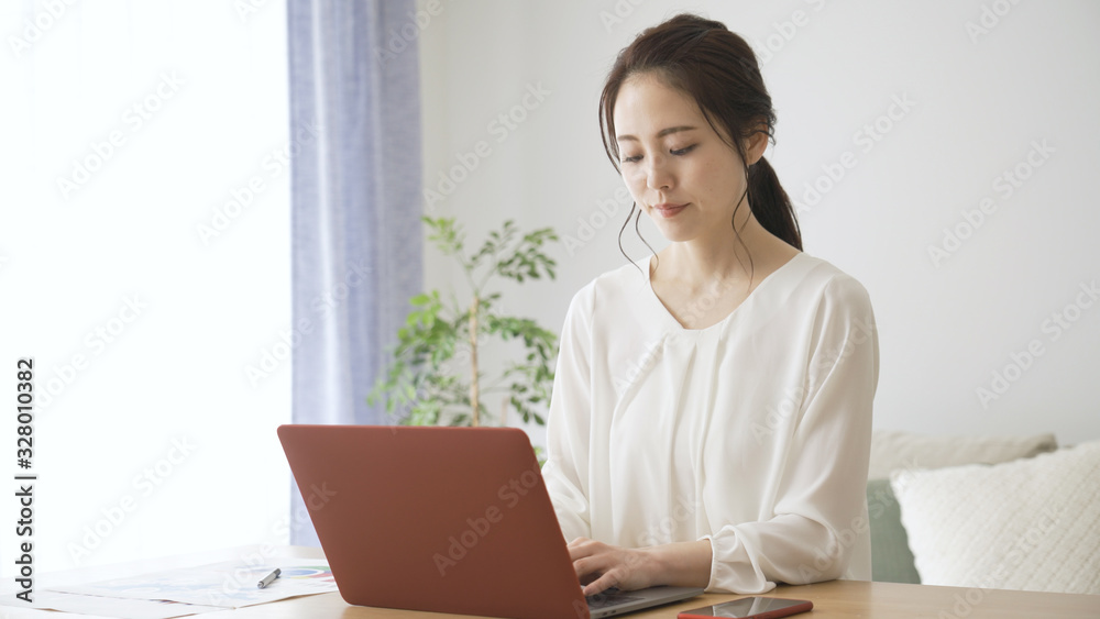 テレワークをする若い女性 テレワークをする若い女性