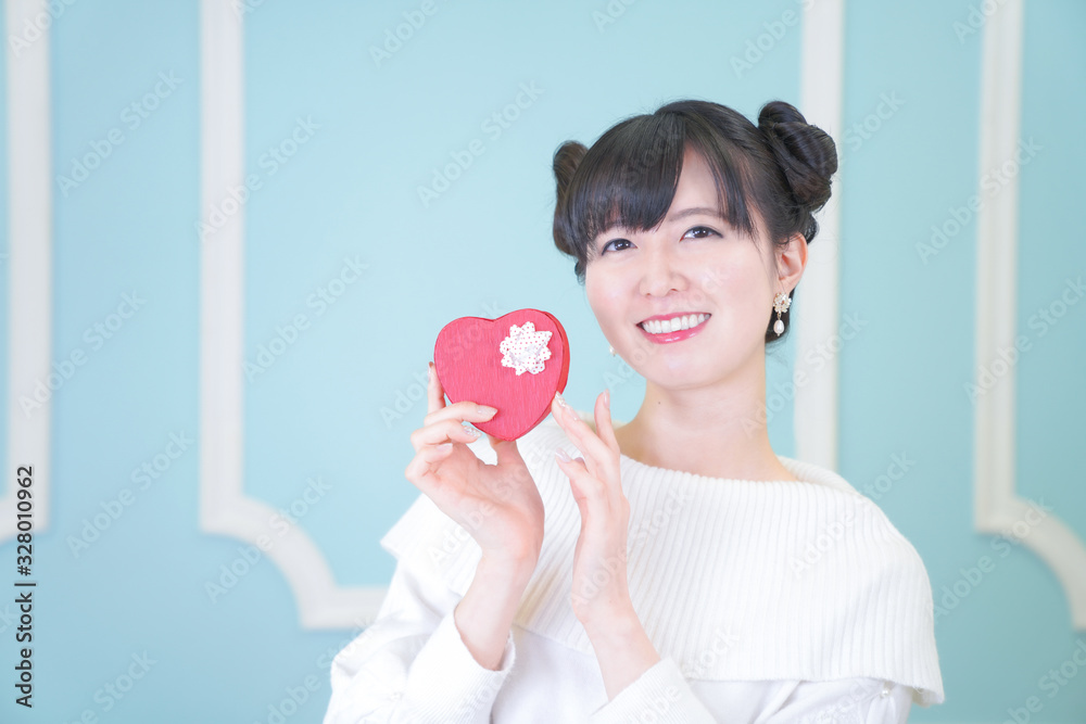 バレンタイン　ハートを持つ女性