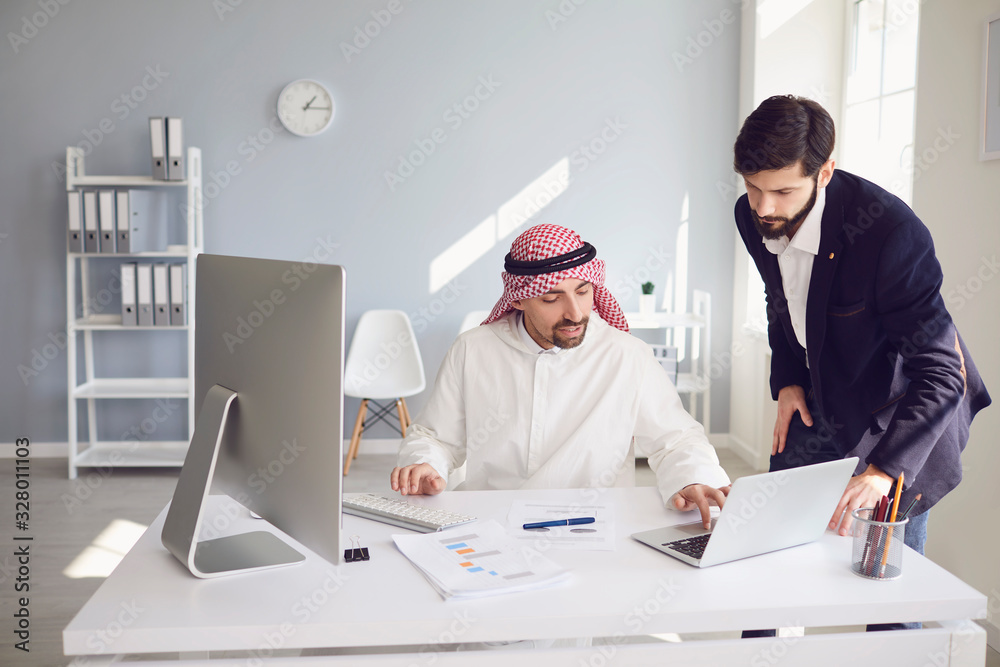 Obraz premium Arab and european businessman working confident in a white office.