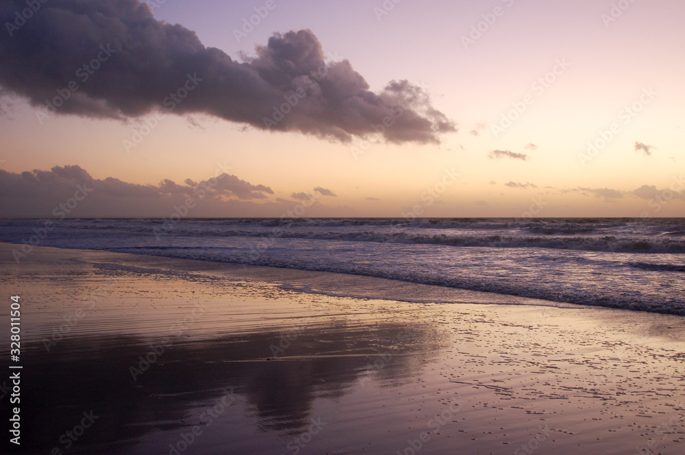 Paysage de plage en bord de mer au coucher du soleil