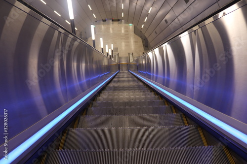 Fototapeta Naklejka Na Ścianę i Meble -  escalator in subway station
