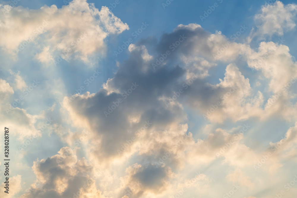 Obraz premium W tle używane jest poranne niebo.