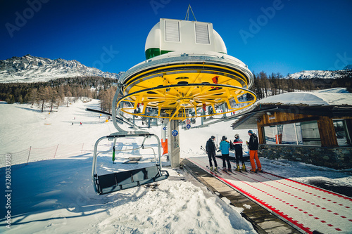 Seggiovia pista di sci nelle alpi