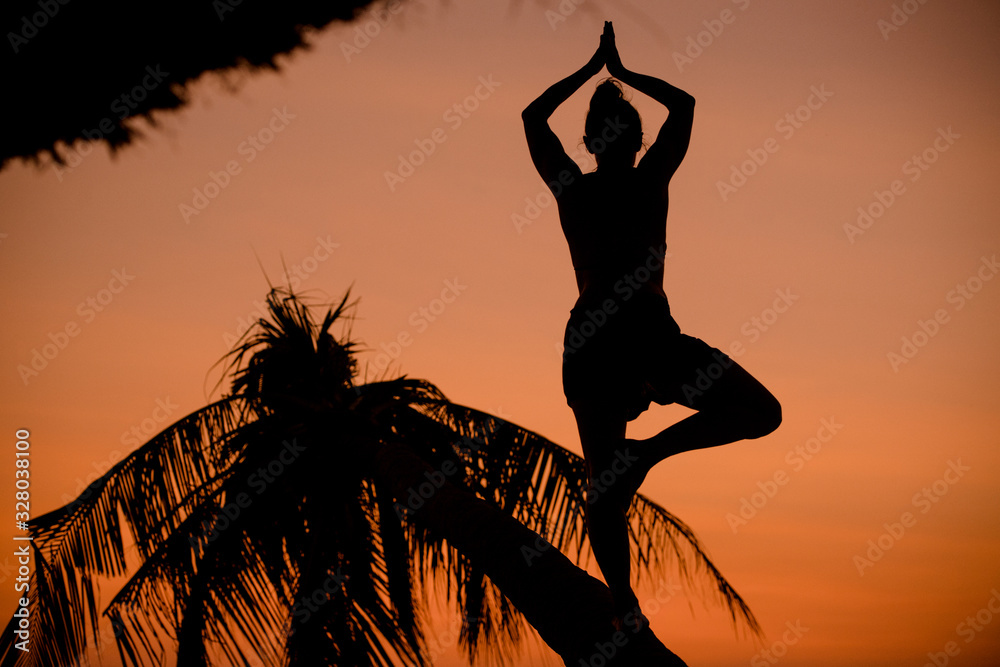 Fotografie Frau macht Joga bei Abendrot