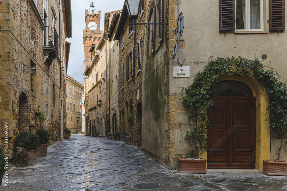 Obraz premium Walk on a rainy day through the streets of the beautiful town, Pienza, Tuscany
