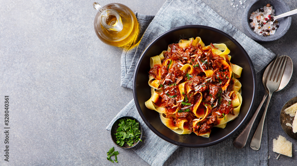 Photos Pasta fettuccine with beef ragout sauce in black bowl