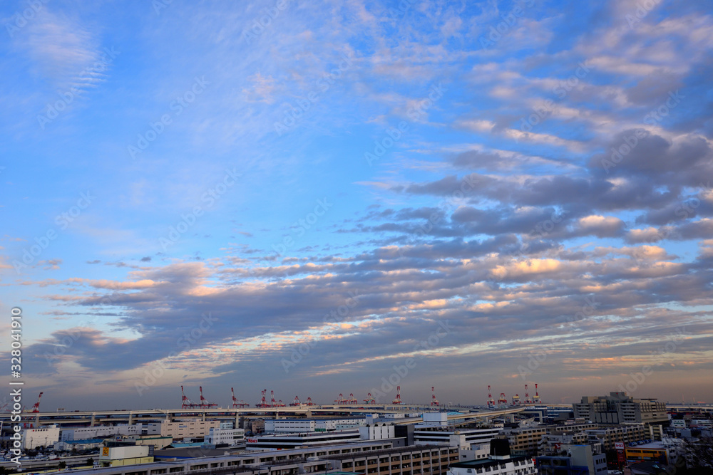 港の見える丘公園から見下ろす夕焼けの横浜港