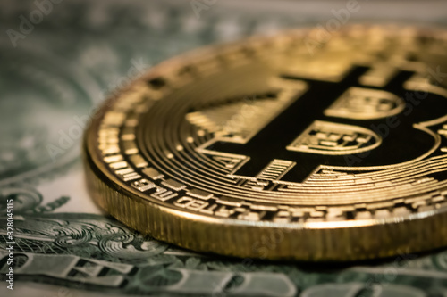 digitale Kryptowährung Bitcoin mit Geldschein
