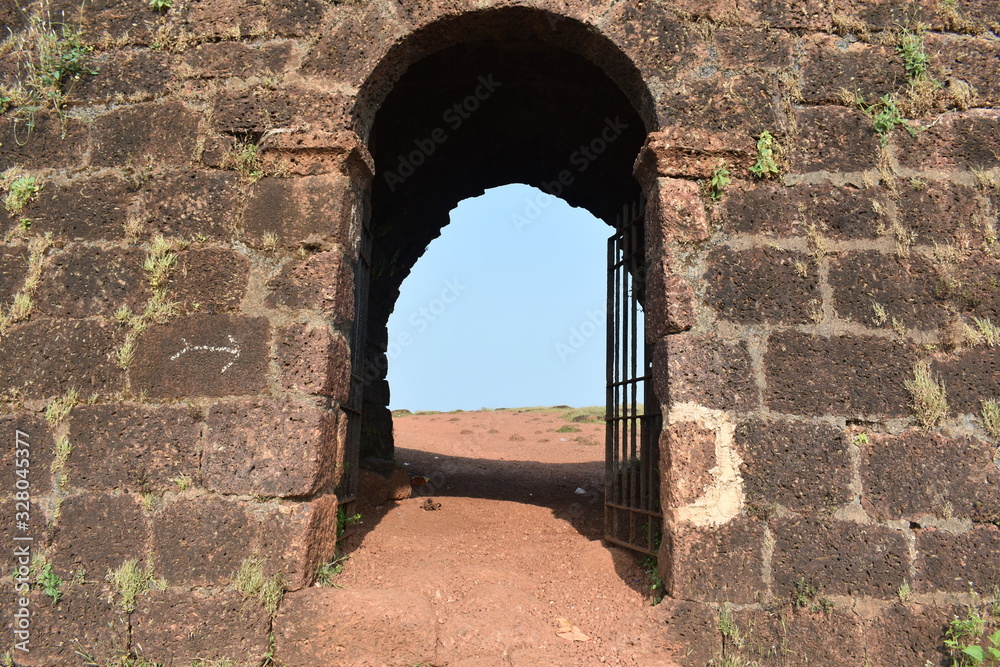 Obraz premium a gate for the entry to the old fort in goa in India