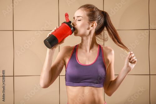 Sporty young woman with pro...