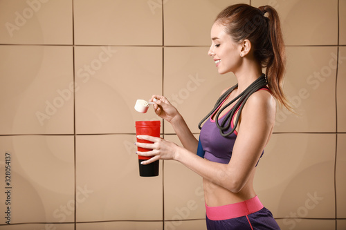 Sporty young woman with pro...