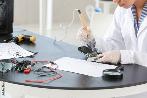 Electronic technician worki...