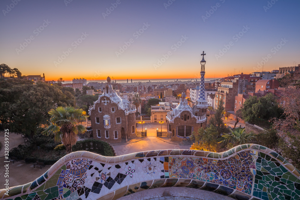 Obraz premium View of barcelone from the park at sunrise