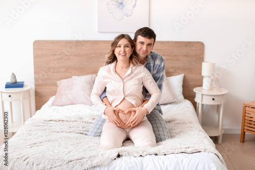 Happy expectant couple in p...