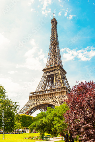 The Eiffel Tower in Paris on a beautiful sunny summer day © Günter Albers