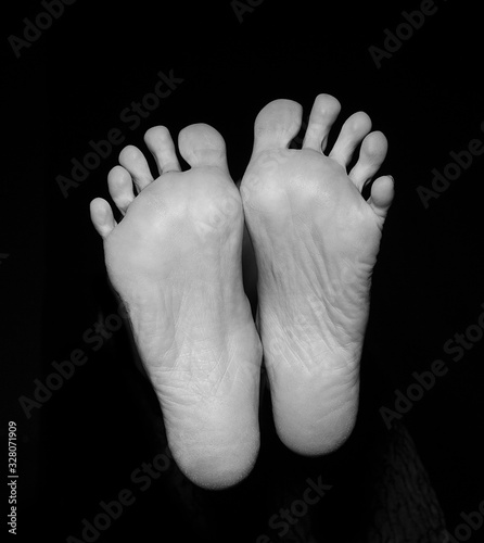 L' immagine riprende la pianta di due piedi femminili dove si possono vedere tutte le linee di impronta che sono uniche per ogni individuo photo