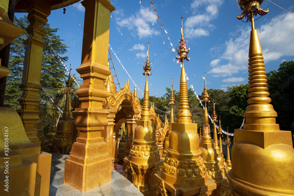 Fototapeta premium タイ国サラブリー県の寺院ワットパーサワーンブン