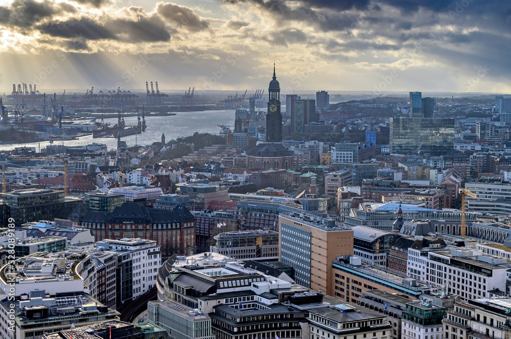 Detailreiches Foto mit Blick auf Hamburg mit dem Michel von oben bei typischen Hamburger Wetter