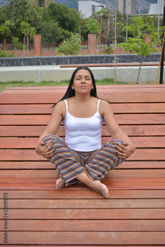 Mujer morena latina haciendo ejercicios de yoga photo