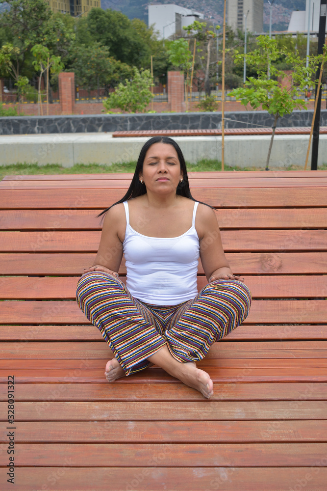 Mujer morena latina haciendo ejercicios de yoga Stock Photo