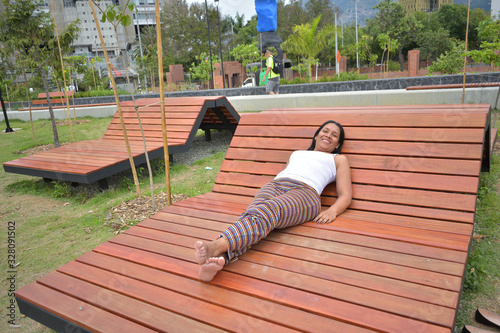 Mujer morena latina haciendo ejercicios de yoga photo