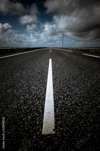 Mittelstreifen auf einer Asphaltstraße