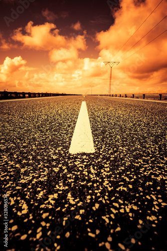Mittelstreifen auf einer Asphaltstraße