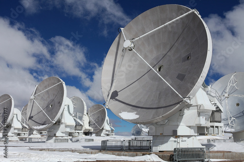 Radioteleskop Array ALMA in Chile, Atacama, Parabolantennen vor blauem Himmel mit Wolken photo