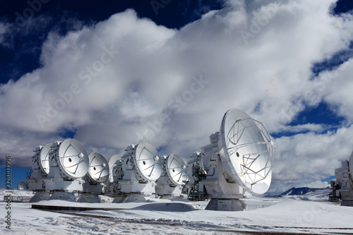 Radioteleskop Array ALMA in Chile, Atacama, Parabolantennen vor blauem Himmel mit Wolken
