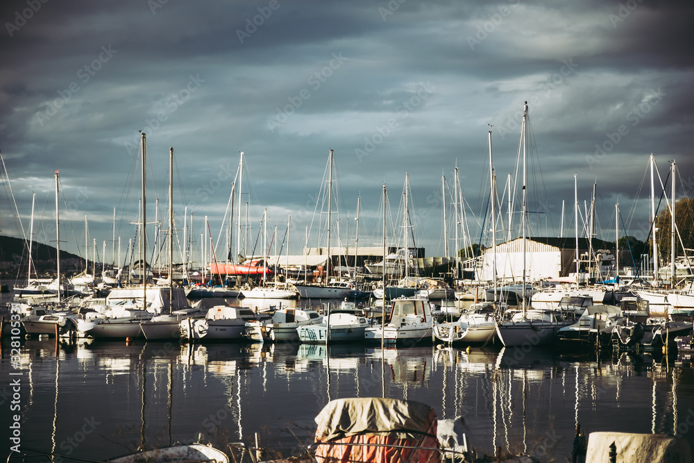 Obraz premium Ancien port de pêcheurs avec des petits bateaux 