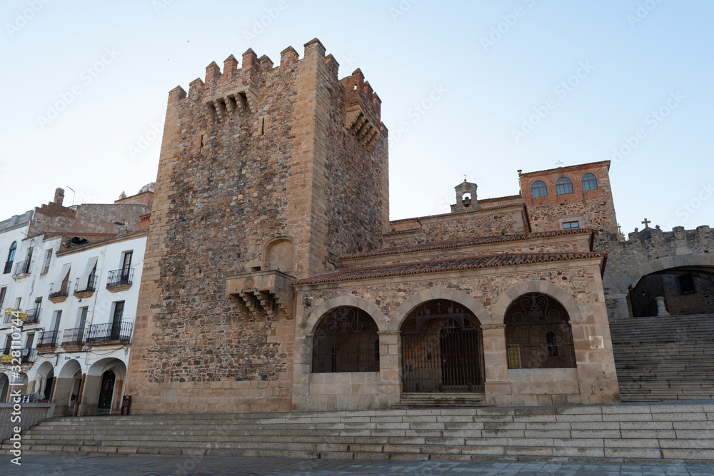 Cáceres, España - 15 de agosto de 2019: Torre Bujaco y Torre del Púlpito en la Plaza Principal.