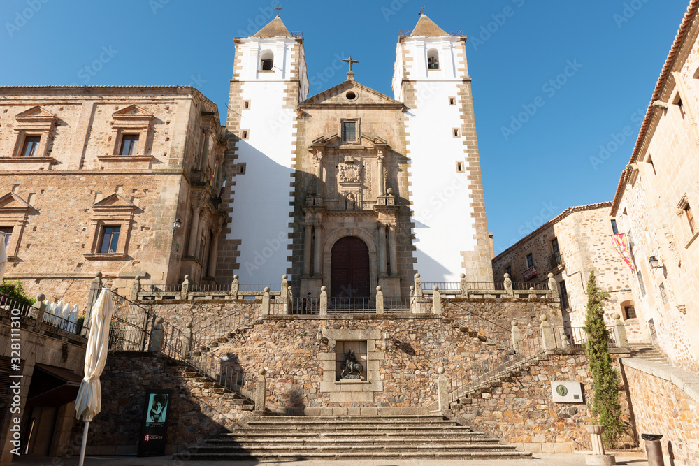 Cáceres, España - 15 de agosto de 2019: la iglesia de San Francisco Javier en Cáceres