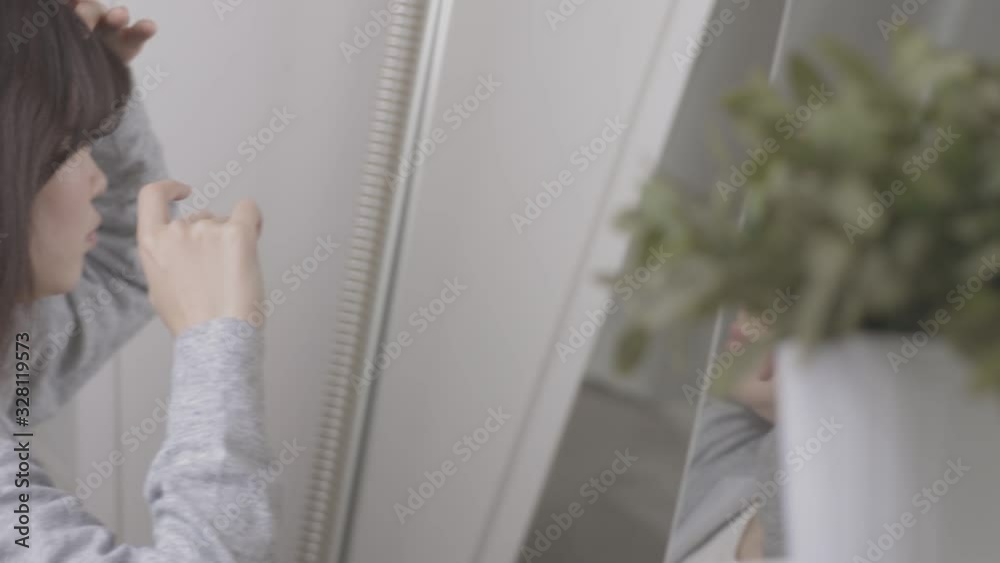 支度する女性 支度する女性