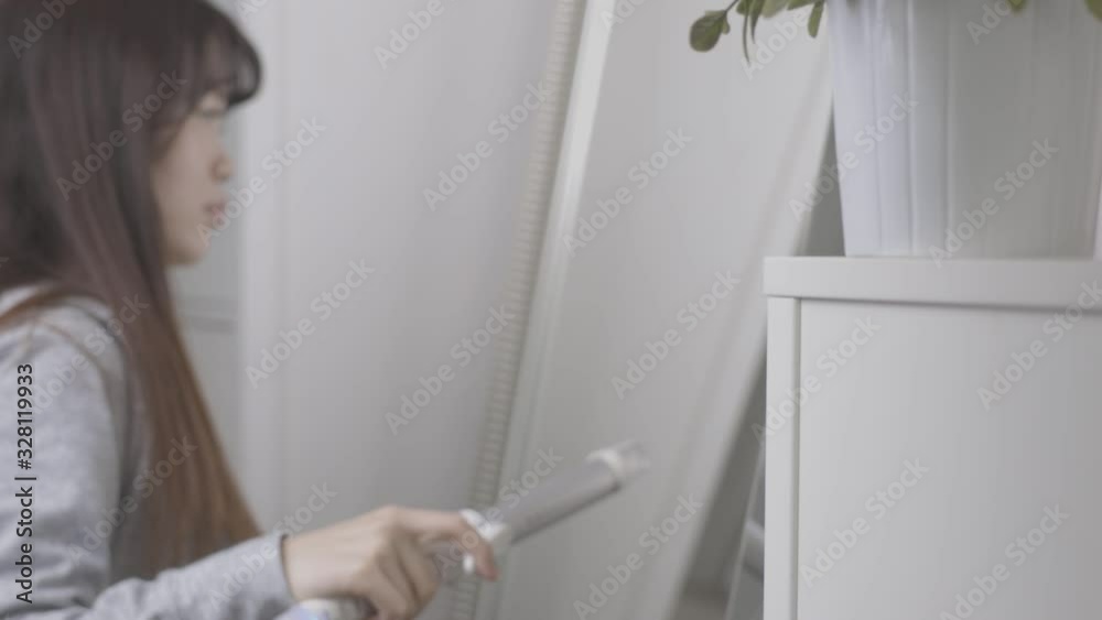 支度する女性 支度する女性