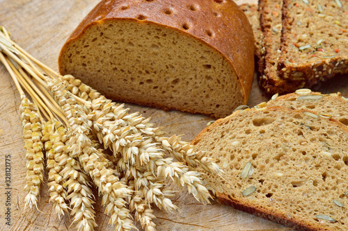 Verschiedene Brotsorten mit Getreide