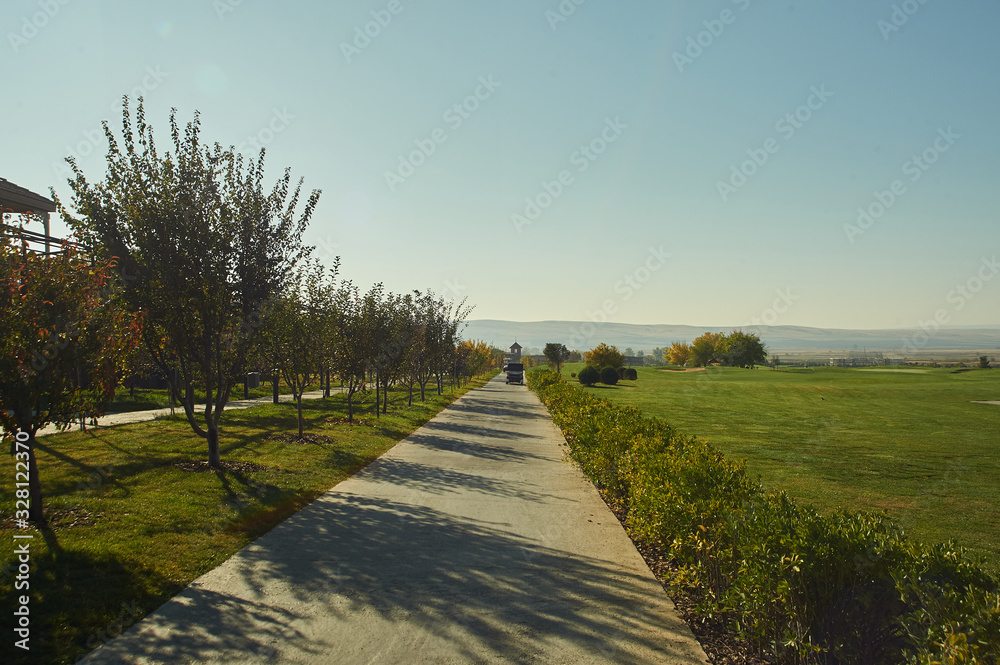 Obraz premium Beautiful view of the green golf field