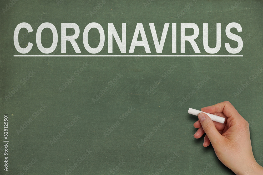 Tafel mit dem Wort Coronavirus und einer Hand mit Kreidestift Tafel mit dem Wort Coronavirus und einer Hand mit Kreidestift