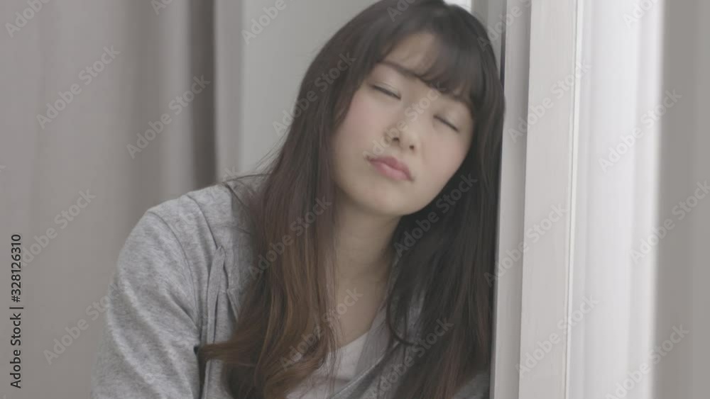 悩む女性 悩む女性