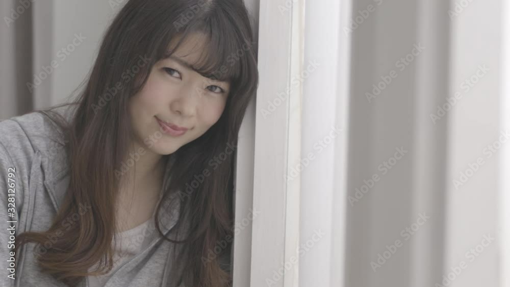 くつろぐ女性 くつろぐ女性