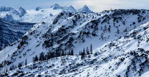 Cruz sobre las montañas nevadas 