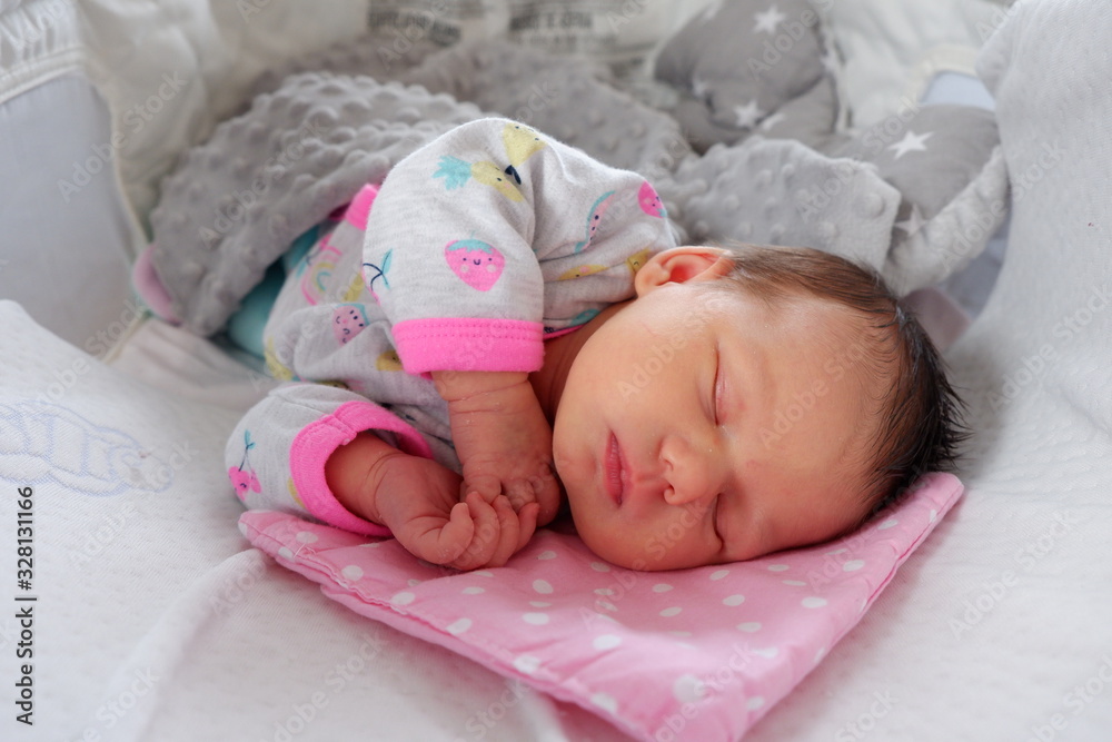 Śpiący noworodek w pierwszych dniach życia - obrazy, fototapety, plakaty 