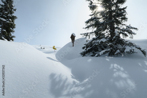 Kruzifix und Wegweiser am Siedeljoch photo