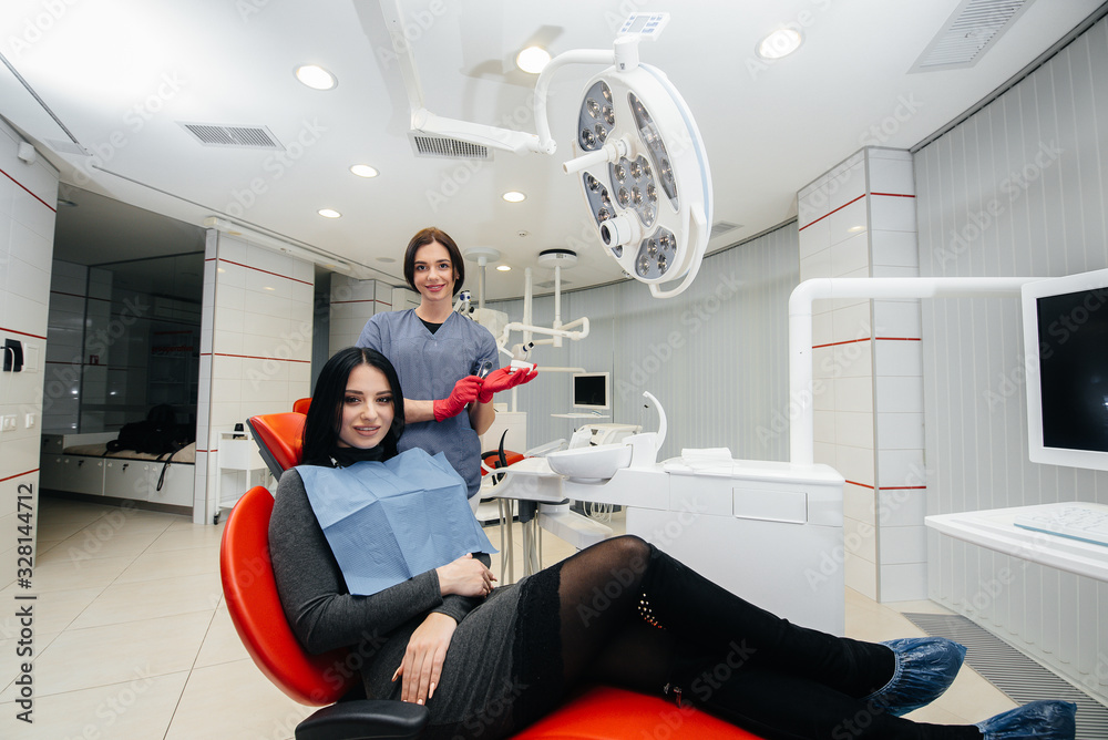 The doctor shows a cast of the patient's jaw. Dentistry The doctor shows a cast of the patient's jaw. Dentistry